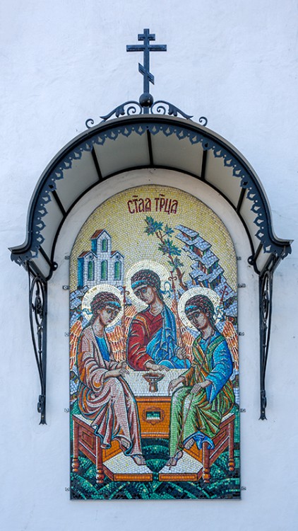 Собор Троицы Живоначальной (новый), Колпино (Санкт-Петербург, Колпинский район, г. Санкт-Петербург). дополнительная информация, Икона на западном фасаде