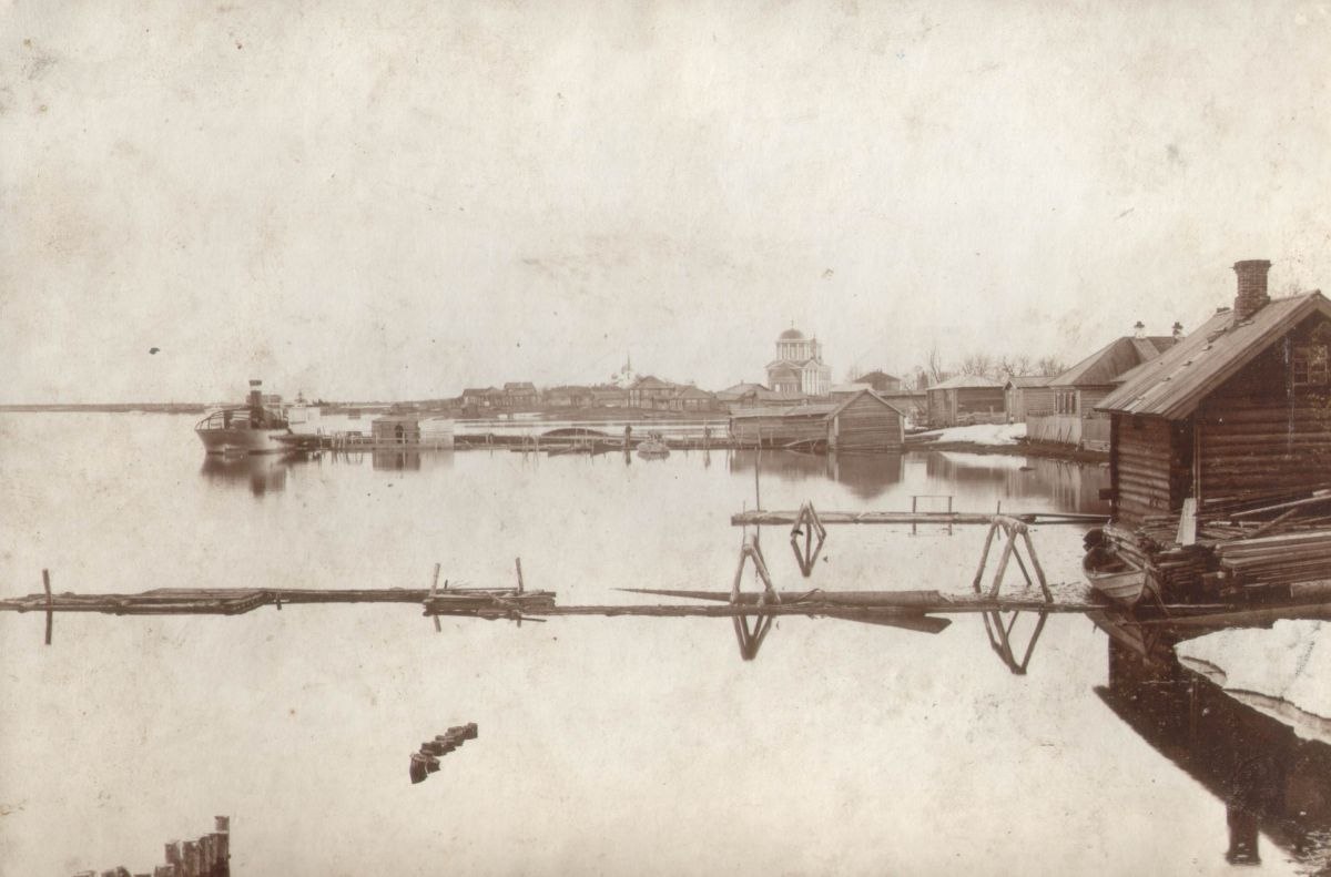 Южный вид на реку Онегу и Зосимо-Савватиевскую церковь. Начало XX века. , архивная фотография. Церковь Зосимы и Савватия, Каргополь (Каргопольский район, Архангельская область)