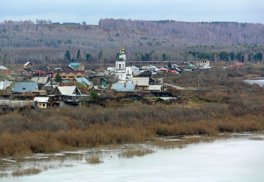Церковь Спаса Нерукотворного Образа, Коларово (Томский район, Томская область). общий вид в ландшафте, Вид с запада, в панораме села Спасского (Коларова)