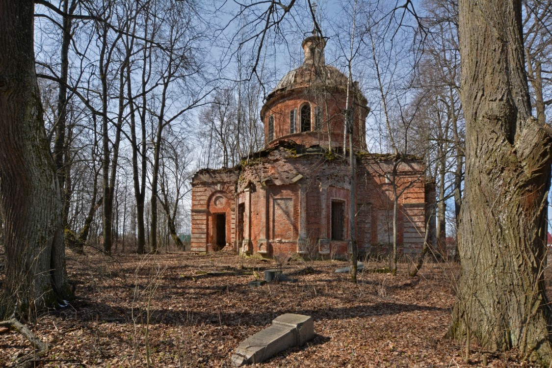 Церковь Печерской иконы Божией Матери, Прудки (Медынский район, Калужская область). фасады, Общий вид с востока. На переднем плане - надгробие Николая Алексеевича Лопатина.