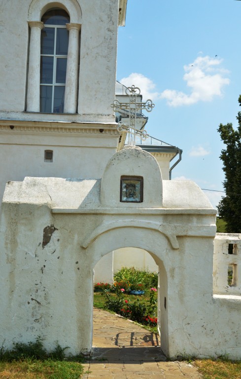 Туртень. Церковь Казанской иконы Божией Матери. фасады, Старинная входная арка
