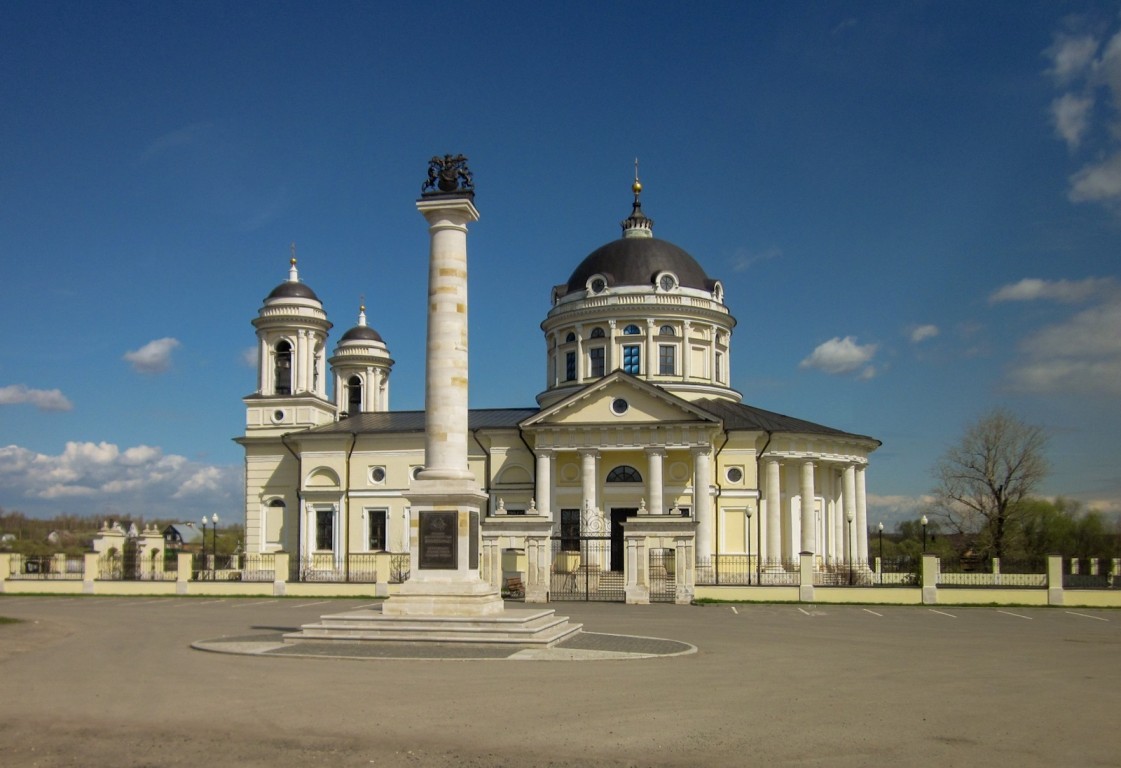 Церковь Сошествия Святого Духа, Шкинь (Коломенский городской округ, Московская область). общий вид в ландшафте, Обелиск дворянскому роду Бибиковых, 2020 г., на средства владельца имения генерал-майора Гавриила Ильича Бибикова возвели храм