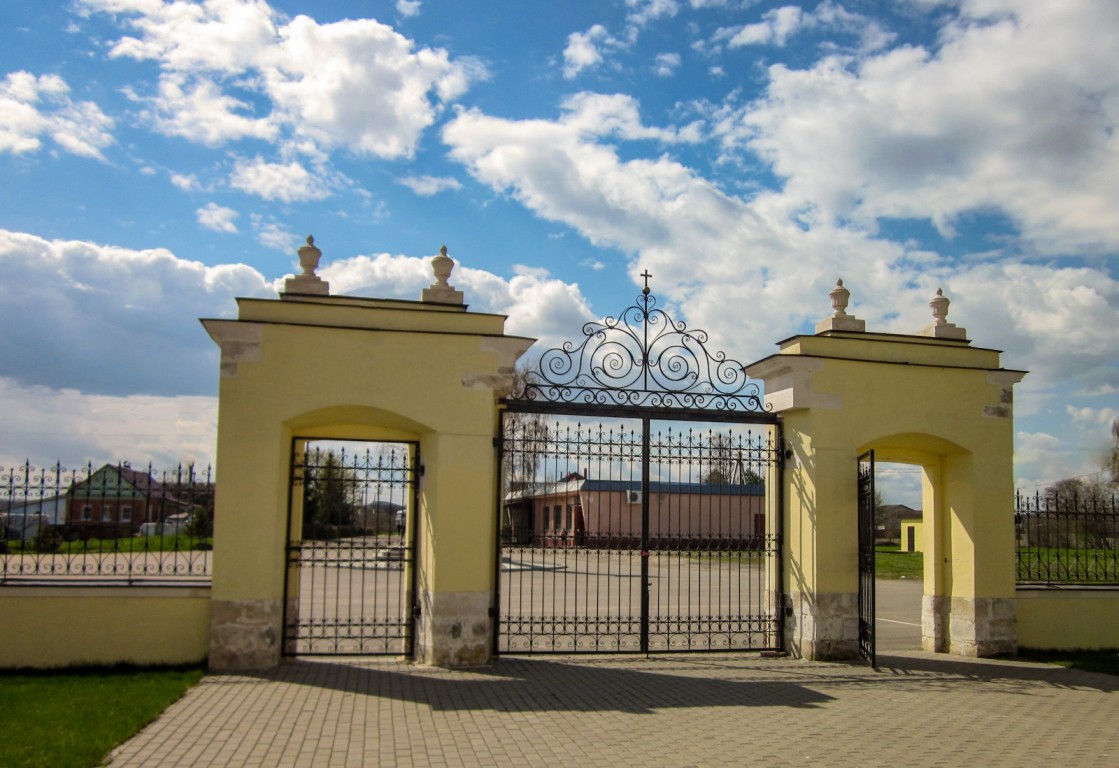 Церковь Сошествия Святого Духа, Шкинь (Коломенский городской округ, Московская область). дополнительная информация, Боковые (южные) ворота ограды
