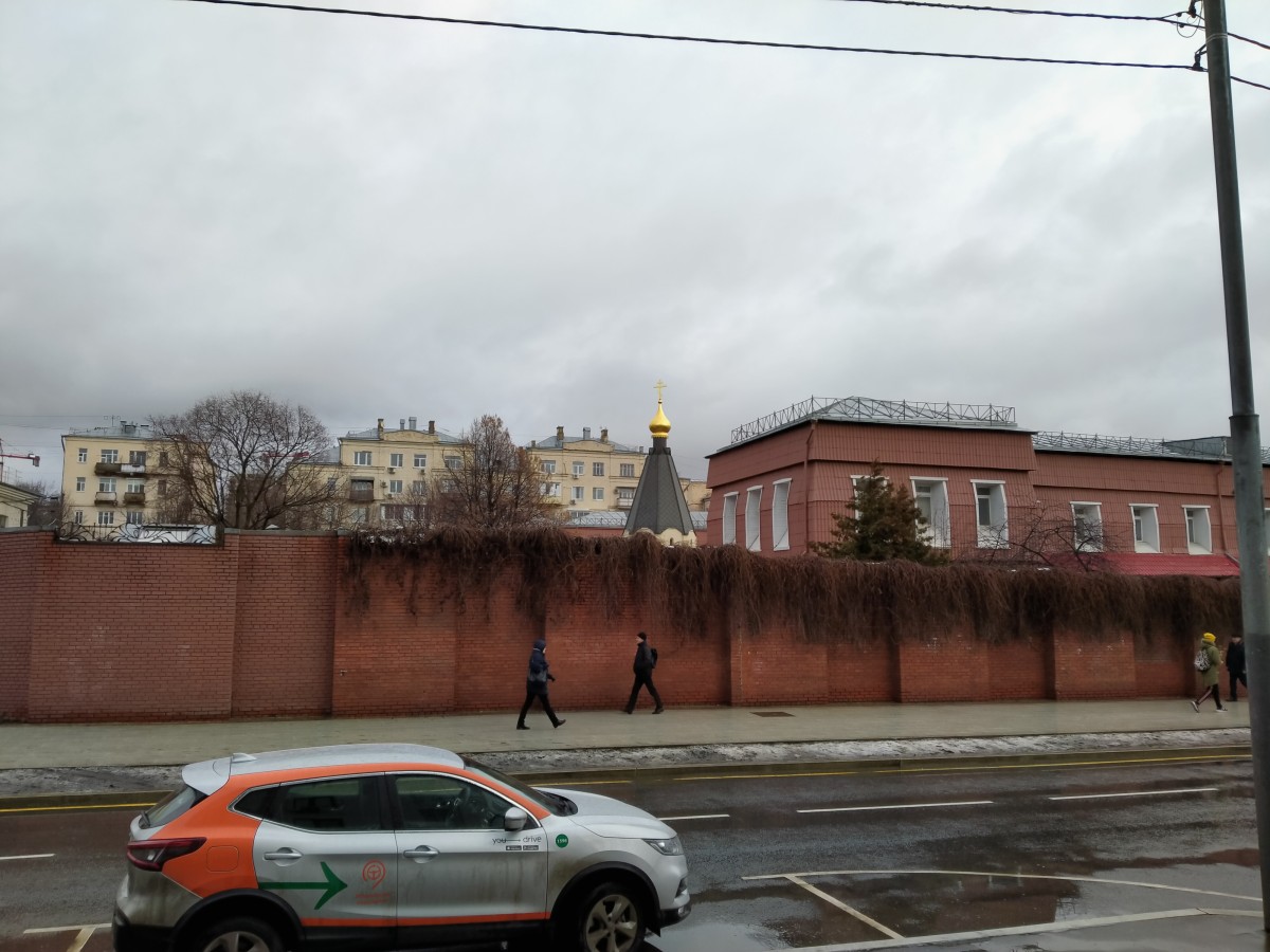 Церковь Троицы Живоначальной при 1-м московском хосписе, Хамовники (Центральный административный округ (ЦАО), г. Москва). общий вид в ландшафте