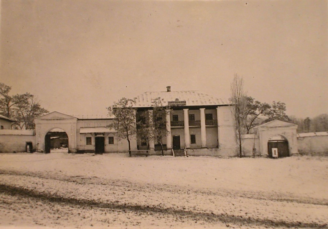 Спасо-Преображенский Мгарский монастырь, Мгарь (Лубенский район, Украина, Полтавская область). архивная фотография, Вид фасада странноприимного Мгарского монастыря, где размещался отряд. Альбом «Первый передовой хирургический отряд Красного Креста при Одиннадцатой Армии. 1915-1916 гг»  http://and110.ucoz.ru/war/38/sam24.html 