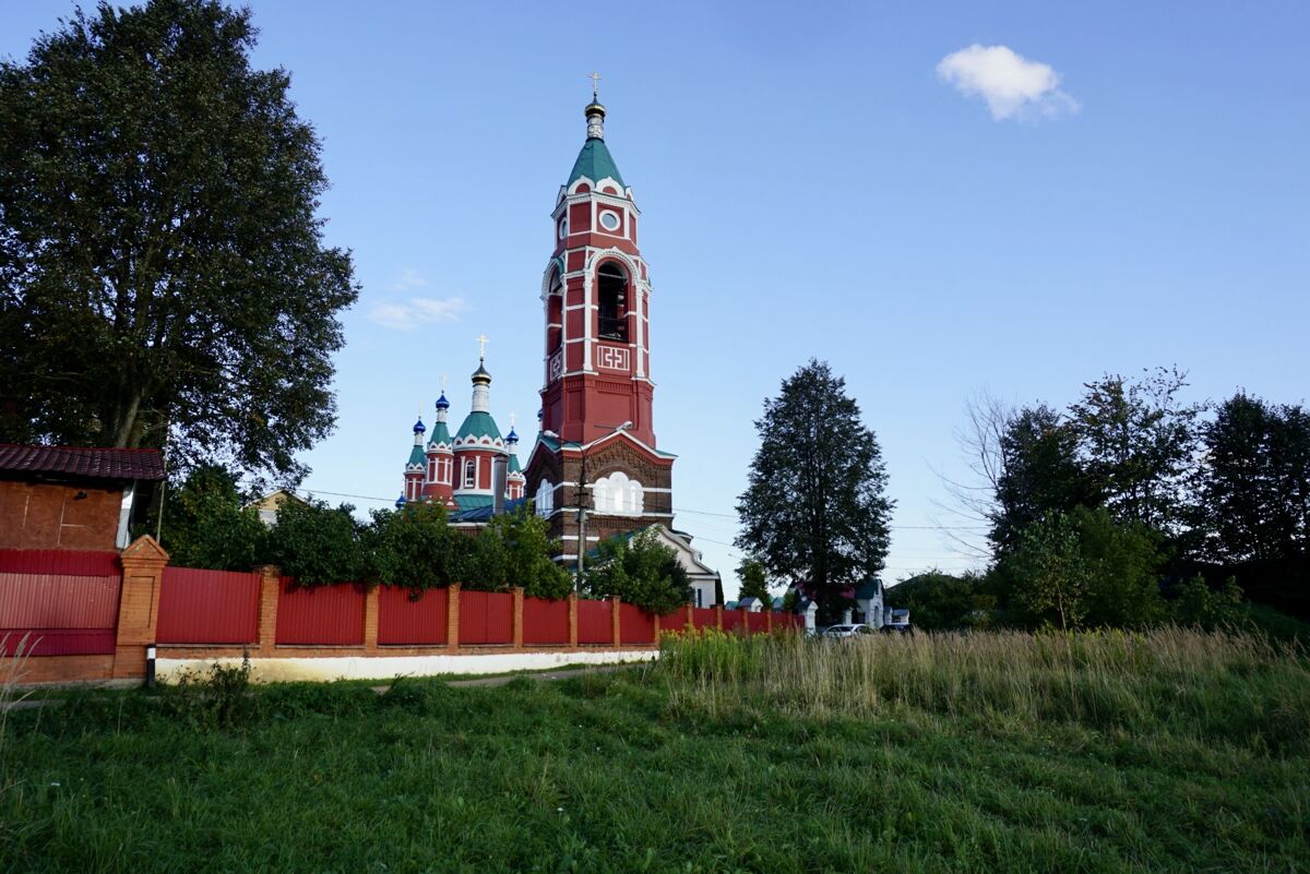 Церковь Георгия Победоносца (новая), Игнатьево (Раменский район и гг. Бронницы, Жуковский, Московская область). общий вид в ландшафте