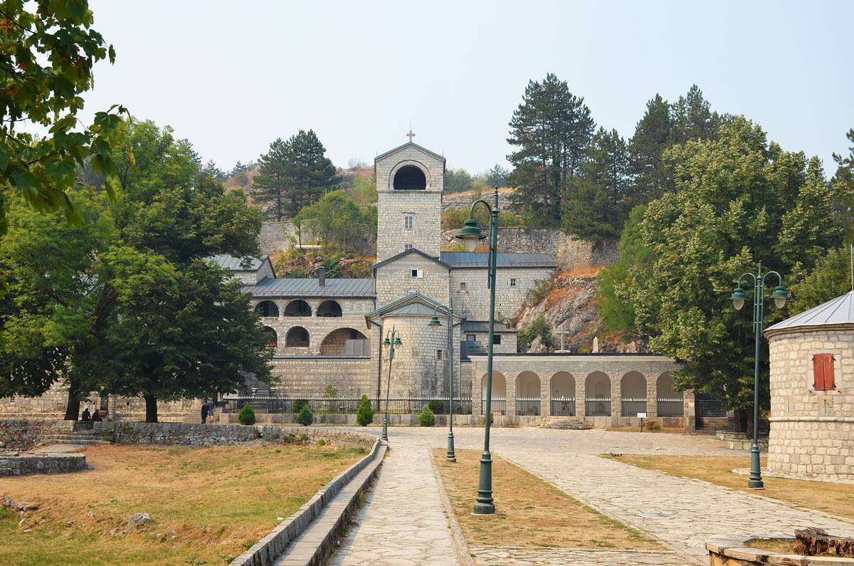 Петра Цетиньского, монастырь, Цетинье (Черногория, Прочие страны). общий вид в ландшафте