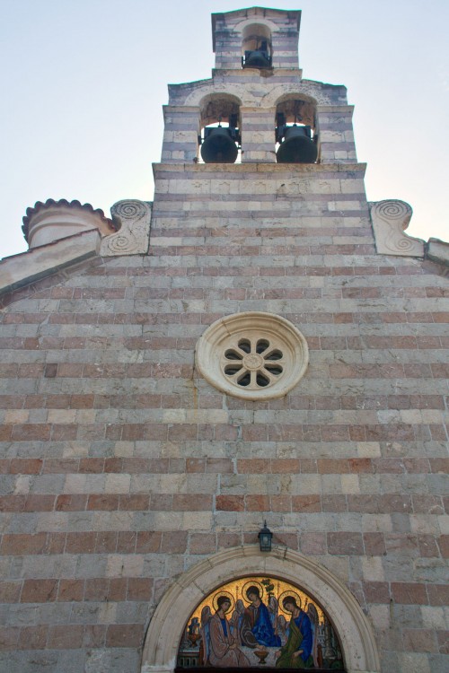 Будва. Церковь Троицы Живоначальной. архитектурные детали