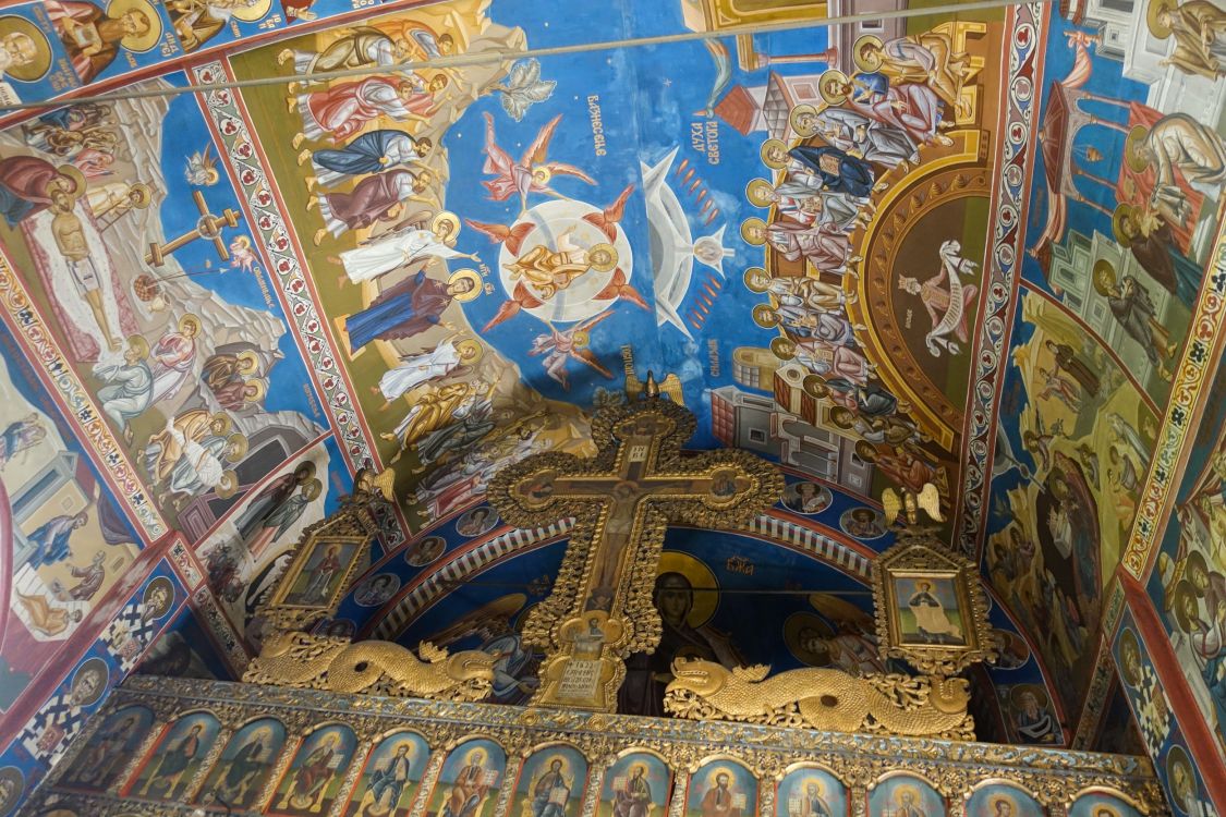 Будва. Церковь Троицы Живоначальной. интерьер и убранство, Внутренний вид храма.