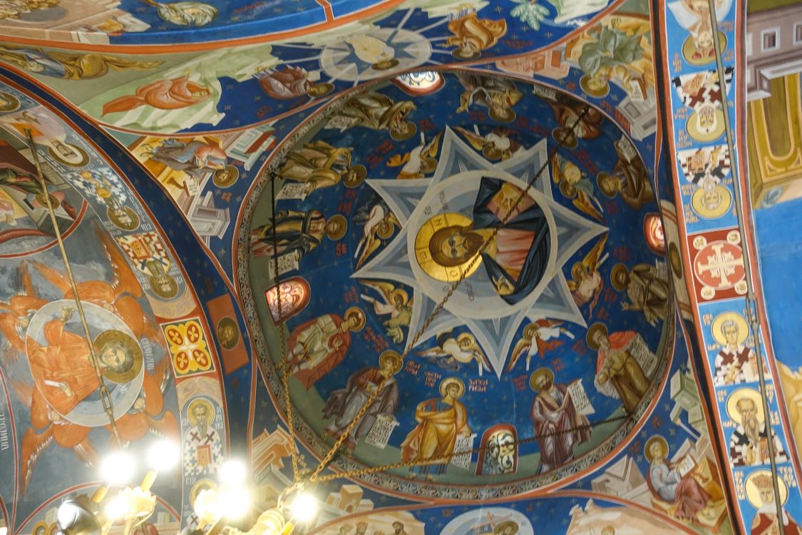 Церковь Троицы Живоначальной, Будва (Черногория, Прочие страны). интерьер и убранство, Внутренний вид храма.