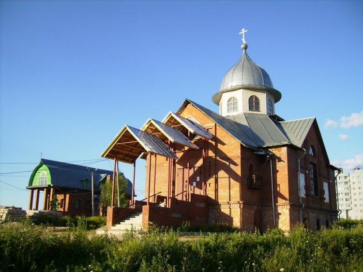 Церковь Иоанна Воина, Калуга (Калуга, город, Калужская область). документальные фотографии, На переднем плане храм Иоанна Воина, на заднем - Калужской иконы Божией Матери