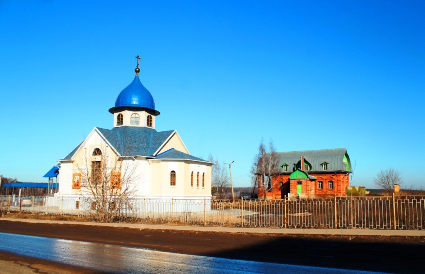 Церковь Иоанна Воина, Калуга (Калуга, город, Калужская область). общий вид в ландшафте, Вид с юго-востока, слева - храм Иоанна Воина, справа - молитвенный дом Калужской иконы Божией Матери