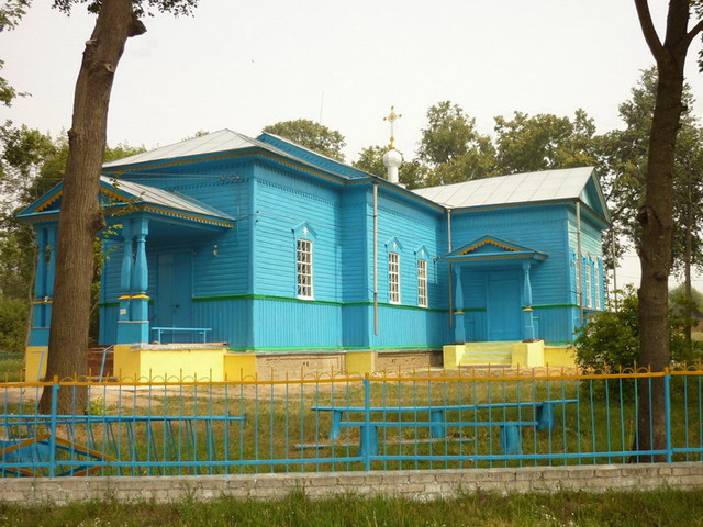 Церковь Рождества Пресвятой Богородицы, Душкино (Клинцовский район, Брянская область). фасады, Боковые входы в храм на западных фасадах рукавов и основной вход через паперть создают тройную композицию крылец.