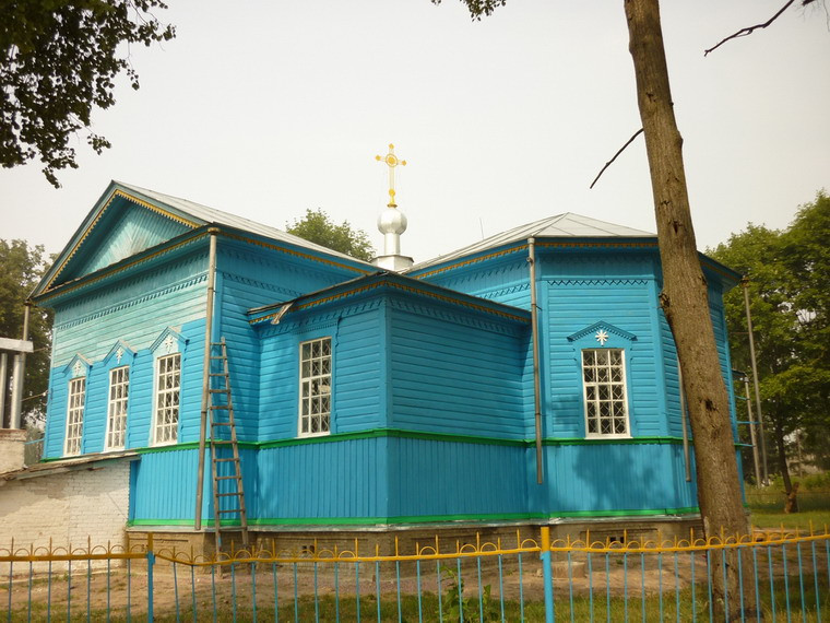 Душкино. Церковь Рождества Пресвятой Богородицы. фасады, Вид с юго-востока. Пятигранная апсида с пониженным прирубом дьяконника.