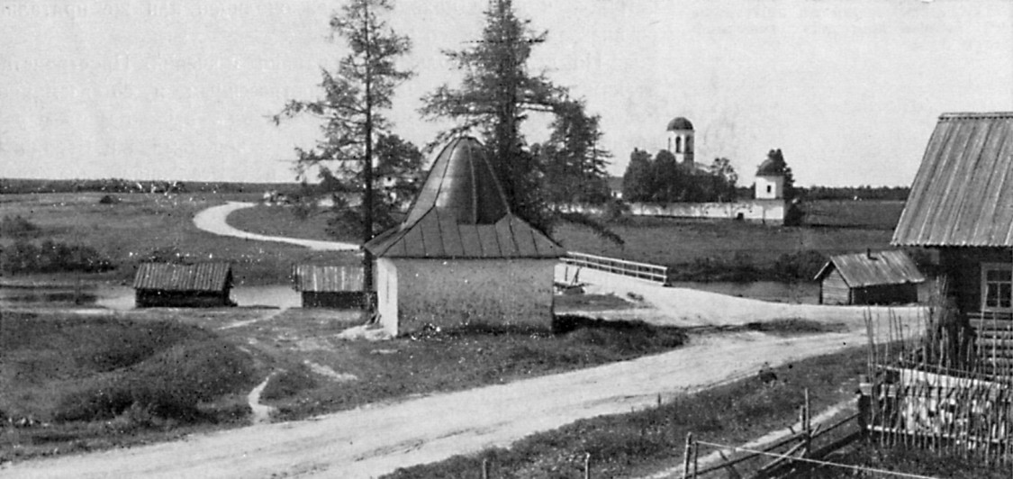 Ошевенское. Александро-Ошевенский монастырь. архивная фотография, Вид с онежской дороги на Никольскую часовню и Александро-Ошевенский монастырь. Фото М.И. Мильчика, 1973. «Деревянная архитектура русского севера», Ленинград, Стройиздат, 1980