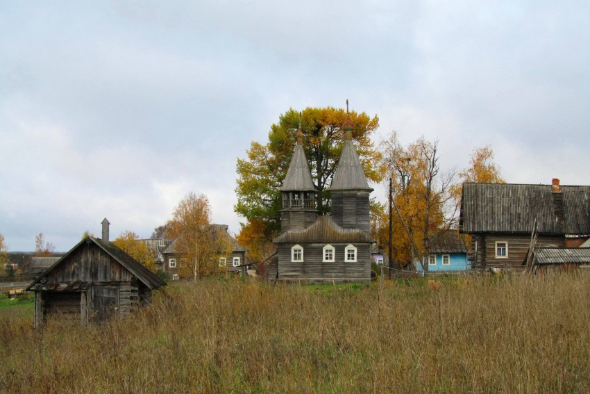 Низ (МО Ошевенское). Часовня Георгия Победоносца. общий вид в ландшафте, вид с юга