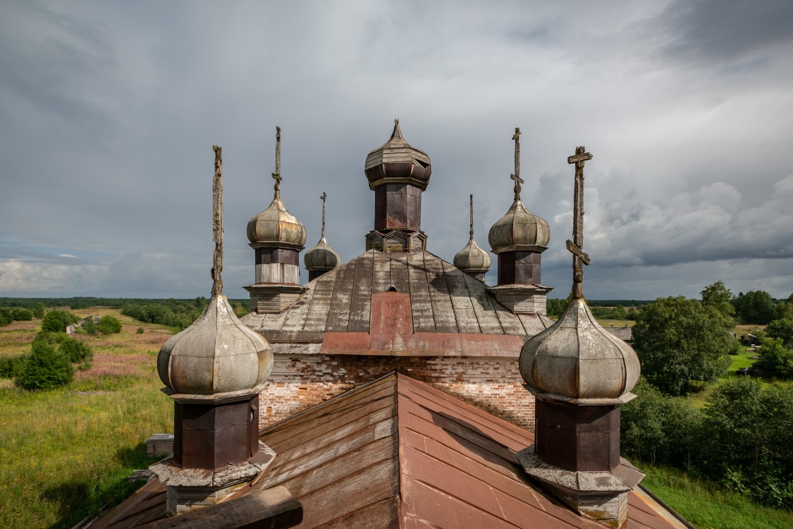 Церковь Георгия Победоносца, Наволочный (Река) (Каргопольский район, Архангельская область). архитектурные детали, Вид на купола с колокольни
