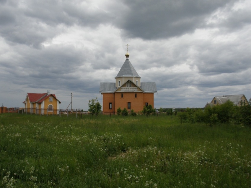 Церковь Иоанна Кронштадтского, Балабаново (Боровский район, Калужская область). общий вид в ландшафте, Вид  с  востока