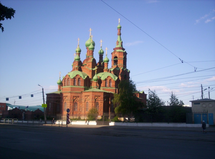 Челябинск. Церковь Троицы Живоначальной. общий вид в ландшафте