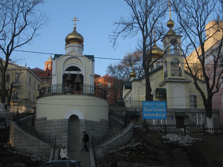 Владивосток. Церковь Успения Пресвятой Богородицы. общий вид в ландшафте