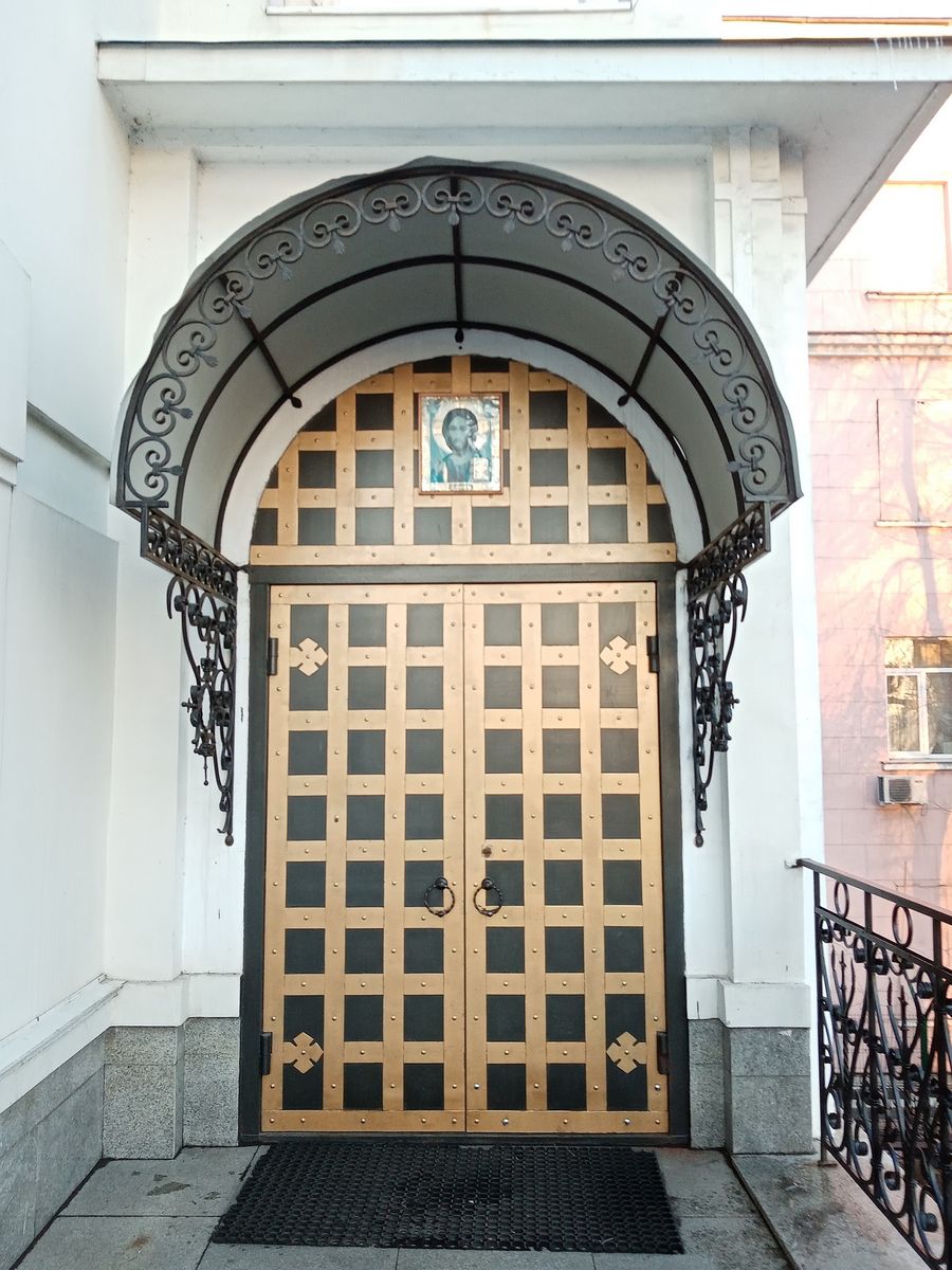 Главный вход в храм, архитектурные детали. Церковь Успения Пресвятой Богородицы, Владивосток (Владивосток, город, Приморский край)