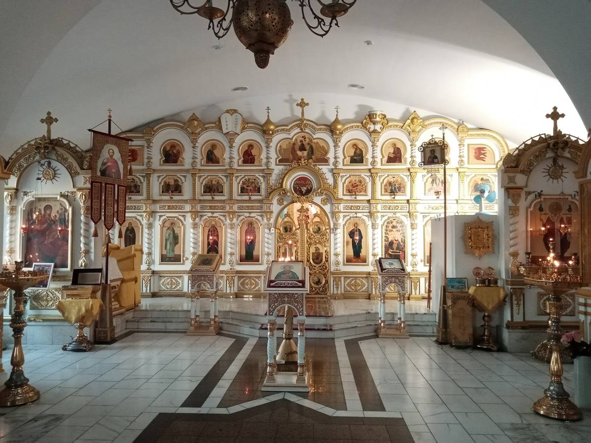 Общий вид трапезной и иконостаса храма, интерьер и убранство. Церковь Успения Пресвятой Богородицы, Владивосток (Владивосток, город, Приморский край)