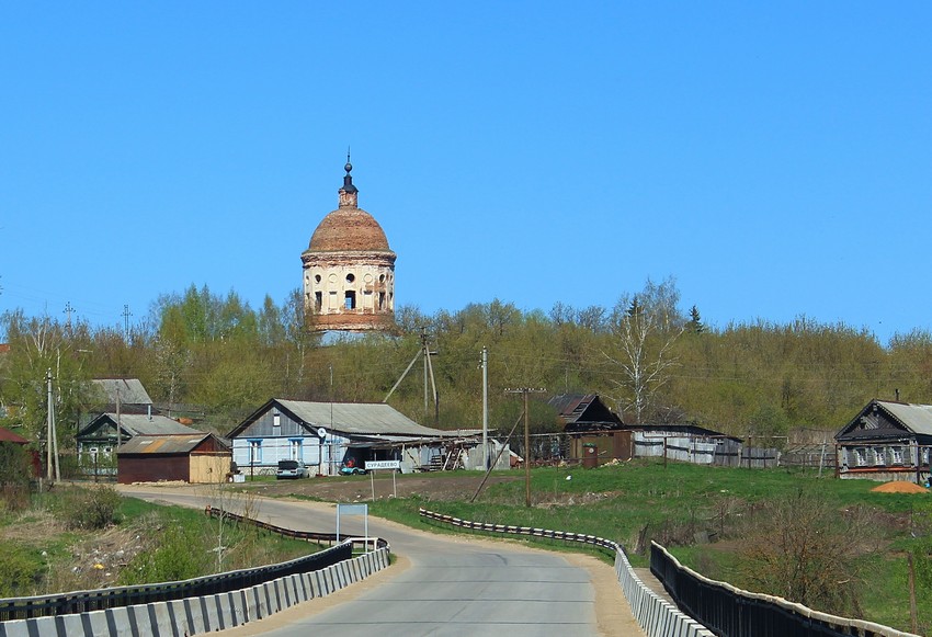 Церковь Воскресения Словущего, Сурадеево (Бутурлинский район, Нижегородская область). общий вид в ландшафте, Вид с моста через Пьяну