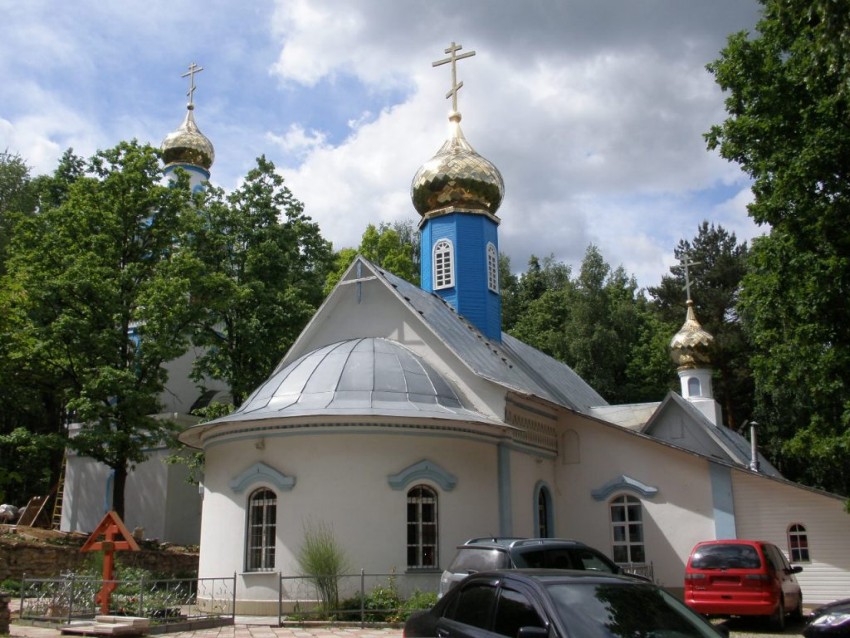 Церковь Тихона, Патриарха Всероссийского, Обнинск (Обнинск, город, Калужская область). фасады, Вид  с  северо-востока,  на  дальнем  плане  -  колокольня