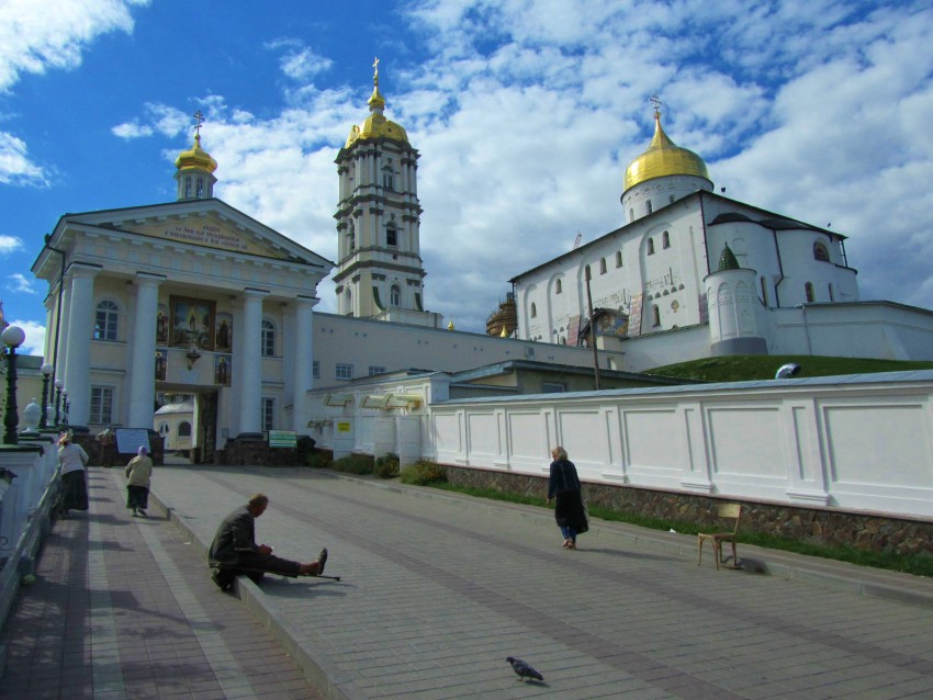 Почаев. Успенская Почаевская Лавра. фасады, вид с востока