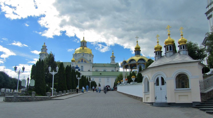 Почаев. Успенская Почаевская Лавра. фасады, вид от главных ворот