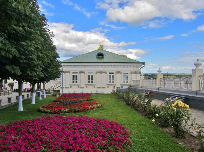 Успенская Почаевская Лавра, Почаев (Кременецкий район, Украина, Тернопольская область). дополнительная информация, Иконная лавка, западный фасад