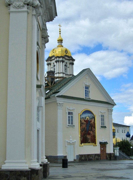 Успенская Почаевская Лавра, Почаев (Кременецкий район, Украина, Тернопольская область). архитектурные детали, киот на южном фасаде восточного крыла Настоятельского корпуса