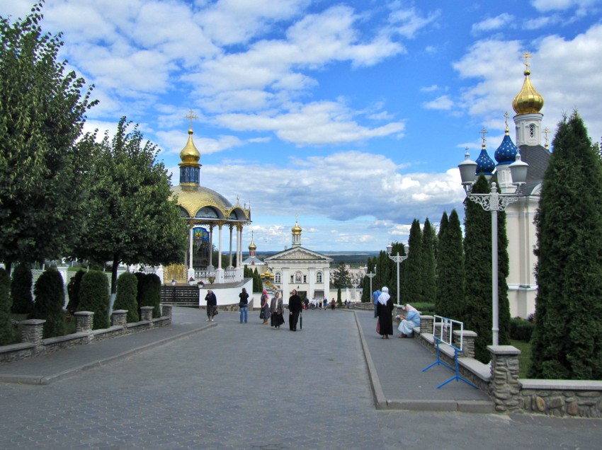 Успенская Почаевская Лавра, Почаев (Кременецкий район, Украина, Тернопольская область). дополнительная информация, вид на восточную часть Лавры со стороны Успенского собора
