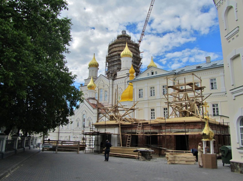 Почаев. Успенская Почаевская Лавра. фасады, проход вдоль Странноприимного корпуса к строящемуся Преображенскому собору