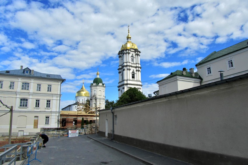 Успенская Почаевская Лавра, Почаев (Кременецкий район, Украина, Тернопольская область). дополнительная информация, вид от северо-западного входа