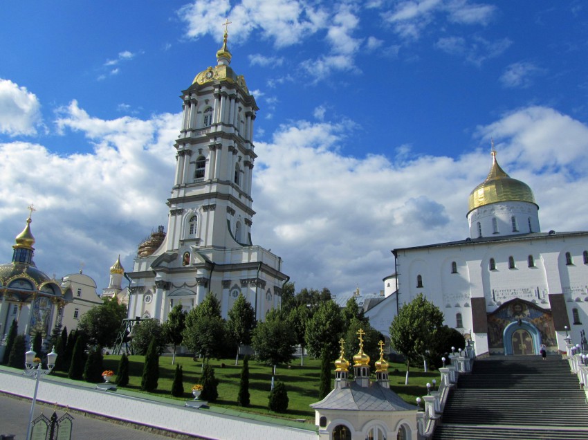 Почаев. Успенская Почаевская Лавра. фасады, вид со ступеней Иконной лавки