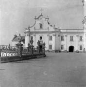 Успенская Почаевская Лавра, Корпус келий. Автор фото - французский археолог барон Жозеф Де Бай. Фото 1907 г.<br>, Почаев, Кременецкий район, Украина, Тернопольская область