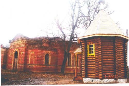 Часовня Константина Великого, Нивное (Суражский район, Брянская область). фасады, Фото: Вебер Владимир Фредович.
На заднем плане - церковь Рождества Богородицы		      