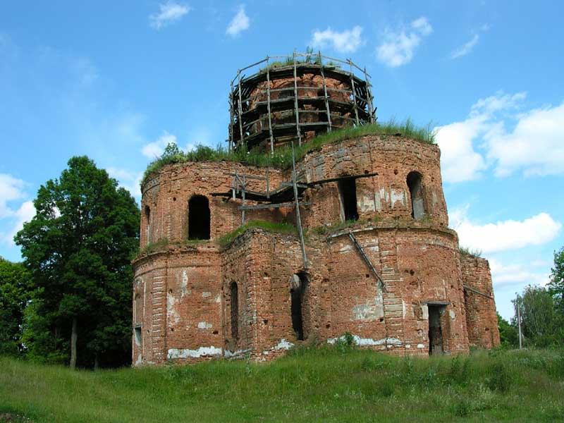 Церковь Рождества Пресвятой Богородицы, Понуровка (Стародубский район и г. Стародуб, Брянская область). фасады, Церковь в полуразрушенном состоянии, однако стены сохранились в хорошем состоянии и, по отзывам местных жителей, началось восстановление храма, восстановление предположительно финансируется государством. 