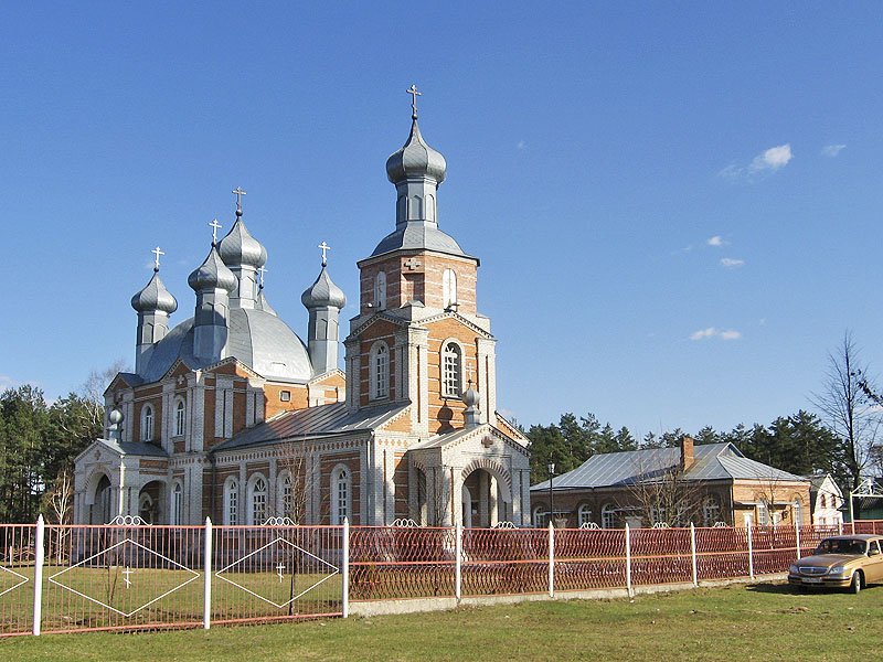 Унеча. Церковь Благовещения Пресвятой Богородицы. общий вид в ландшафте, Храм и крестильный дом