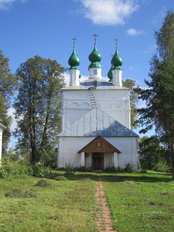 Красноармейское. Церковь Троицы Живоначальной. общий вид в ландшафте