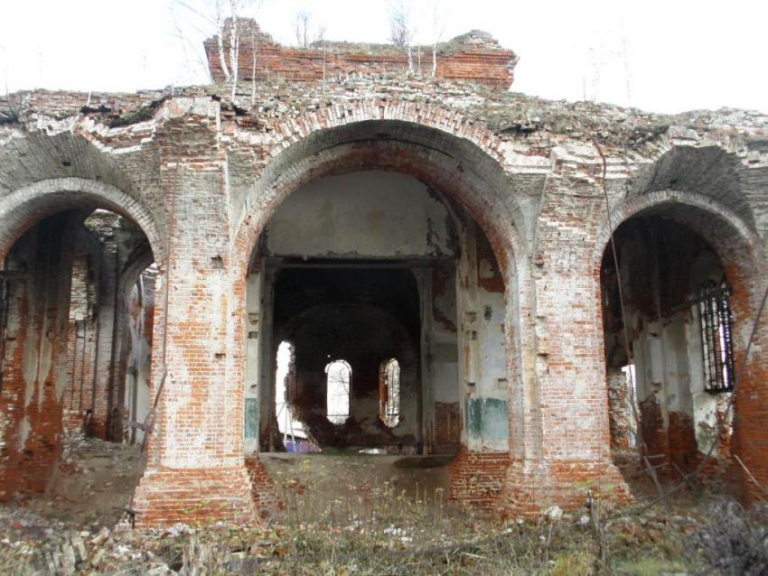 Церковь Успения Пресвятой Богородицы, Ворсино (Боровский район, Калужская область). интерьер и убранство, Вид на основной объем храма из средней части