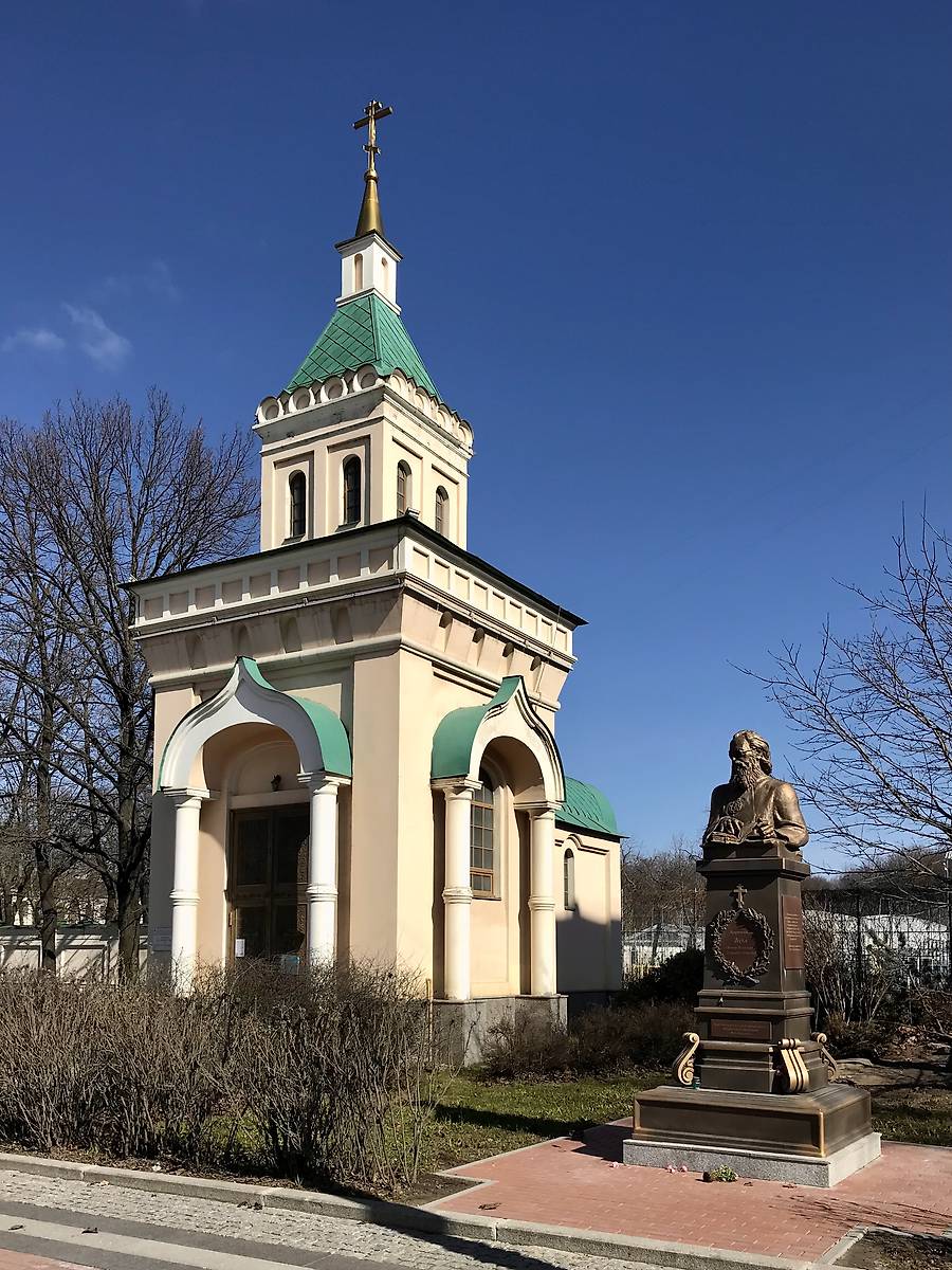 Вид с ЮЗ с памятником св. Луки, фасады. Воскресенский Новодевичий монастырь. Часовня Сергия Радонежского и Нины равноапостольной (новая), Московский район (Санкт-Петербург, г. Санкт-Петербург)