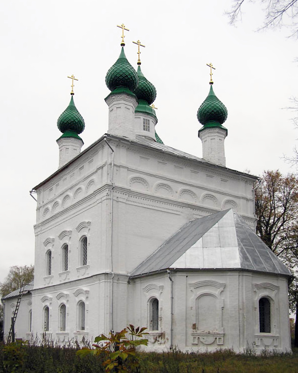 Красноармейское. Церковь Троицы Живоначальной. общий вид в ландшафте