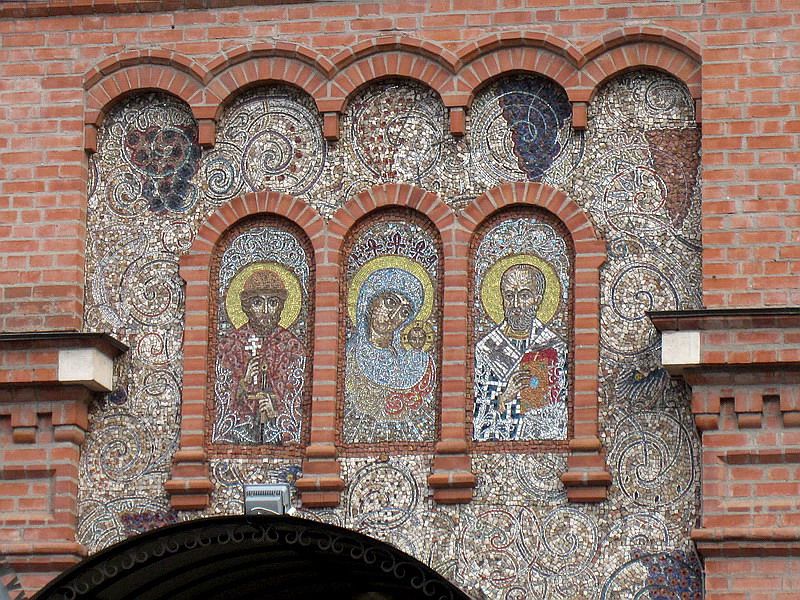 Церковь Казанской иконы Божией Матери, Сосенки (Новомосковский административный округ (НАО), г. Москва). архитектурные детали, Мозаичные образы над входом в храм.
