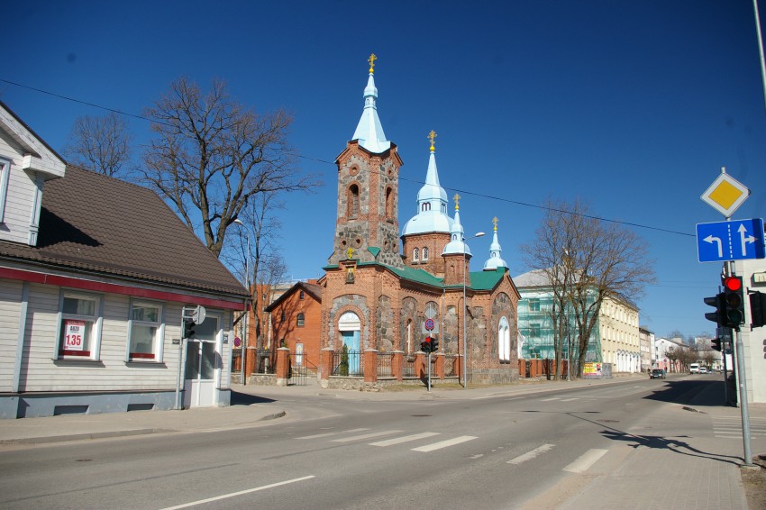 Валмиера. Церковь Сергия Радонежского. общий вид в ландшафте