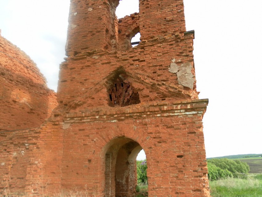 Церковь Казанской иконы Божией Матери, Лукинка, урочище (Бавлинский район, Республика Татарстан). архитектурные детали, Стоит среди полей, красиво и одиноко.