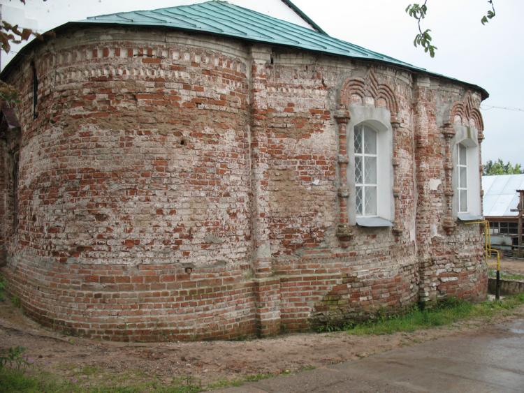 Собор Николая Чудотворца, Шуя (Шуйский район, Ивановская область). архитектурные детали, Апсида алтаря. Несимметричные окна.