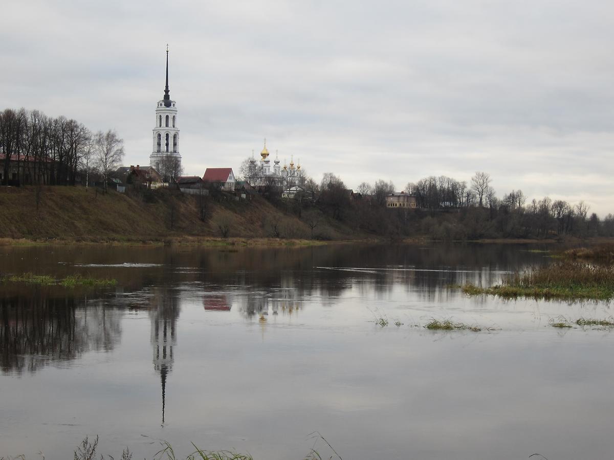 река Теза, общий вид в ландшафте. Храмовый комплекс Воскресенского соборного прихода, Шуя (Шуйский район, Ивановская область)