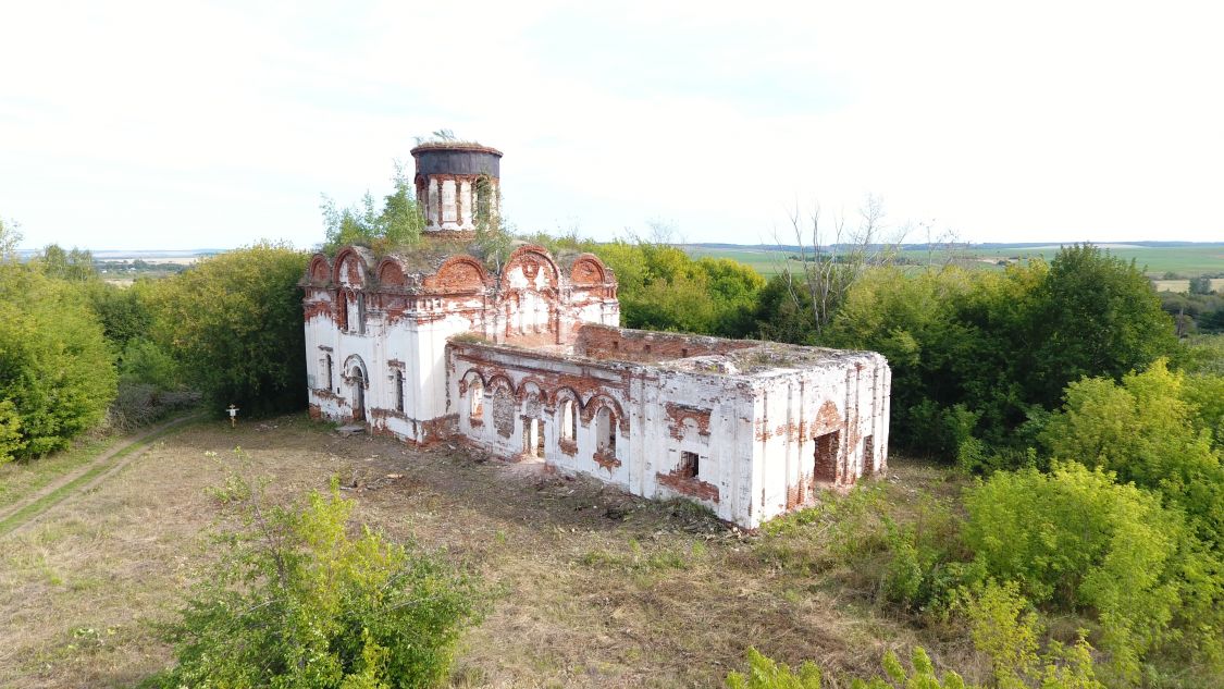 Большая Пица. Церковь Троицы Живоначальной. общий вид в ландшафте